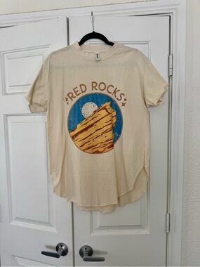 NWOT Pebby Forevee Red Rocks Graphic Tee in Cream, Medium